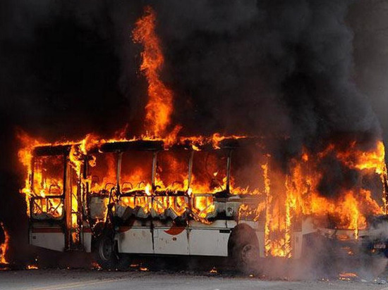 В Александровском районе ночью сгорел автобус