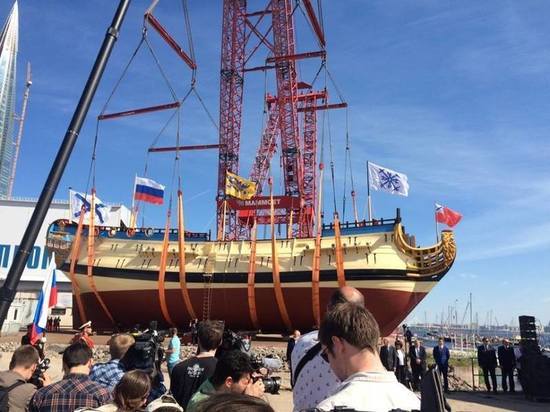 Ко дню рождения города 27 мая на воду спустили копию петровской «Полтавы» — первого парусного корабля Балтийского флота