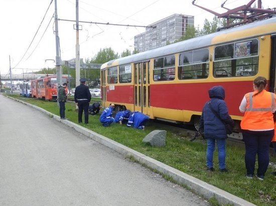 Мужчина попал под трамвай в Екатеринбурге и выжил