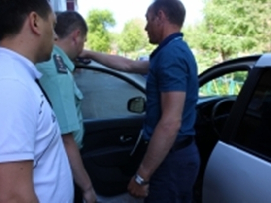 В Оренбурге таксист-алиментщик получил вместо заказа протокол от приставов 