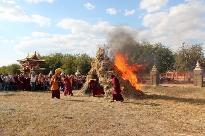 Калмыцкие традиции и обряды. Калмыцкий обряд. Свадебные традиции калмыкии. Калмыцкий обряд. Джомба калмыцкий чай.