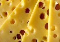 Организация «Росконтроль» на основе собственного исследования сообщила о том, что количество фальсифицированного сыра на прилавках российских магазинов достигло отметки в 65 процентов