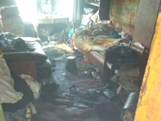 Женщину, пострадавшую на пожаре в Мантурово, увезли в больницу