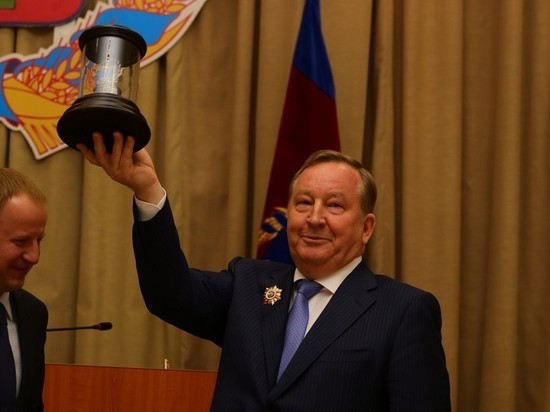 Виктор Томенко наградил Александра Карлина за заслуги перед отечеством