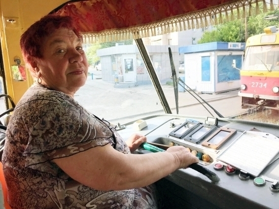 В Волгограде женщина водит трамвай уже более 50 лет