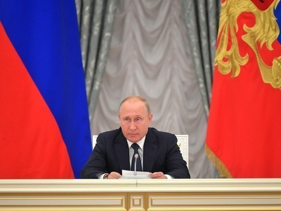 Кремль рекомендовал губернаторам "быть на связи"