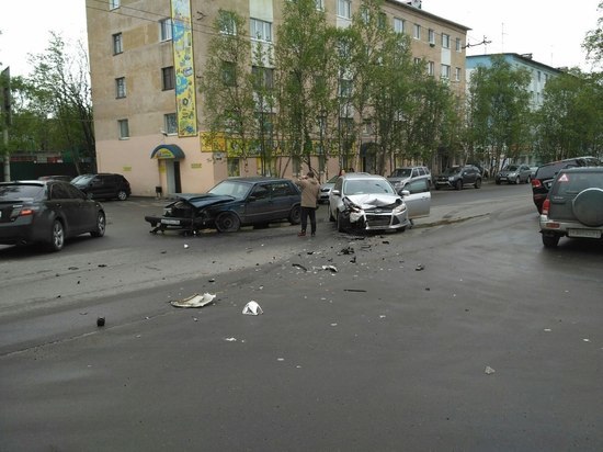 Две легковушки столкнулись в центре Мурманска 