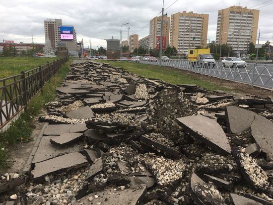 В Казани на улице Декабристов пешеходные дорожки лишились нового асфальта
