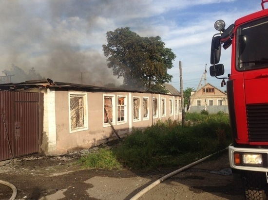 Пожар на мебельном складе Минвод грозил перекинуться на ближайшие домовладения