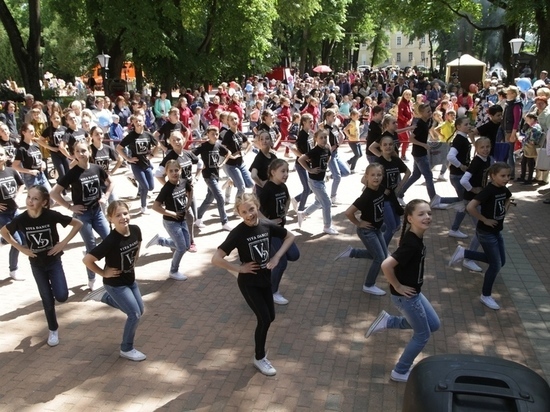 Более сотни юных калужан приняли участие в танцевальном флешмобе 