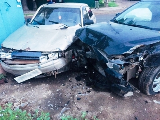 В Самаре пьяный водитель иномарки врезался в ограждение и протаранил автомобиль