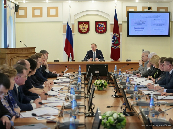 Врио главы  региона провел первое рабочее совещание с членами Правительства Алтайского края
