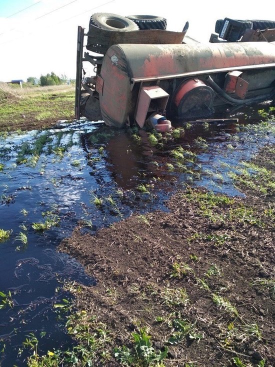 В Татарстане опрокинулся грузовик с нефтепродуктами