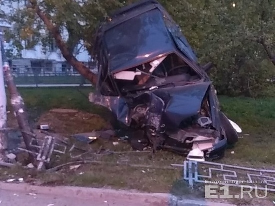 В Екатеринбурге автомобиль с пьяный водителем повис на дереве