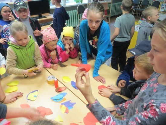 Дети Вышневолоцкого района собрали цветочный "ковёр"