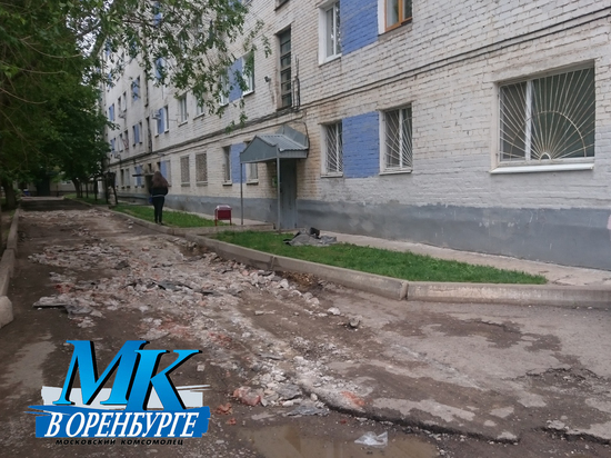 Ремонт дороги по-оренбургски: засыпать ямы строительным мусором