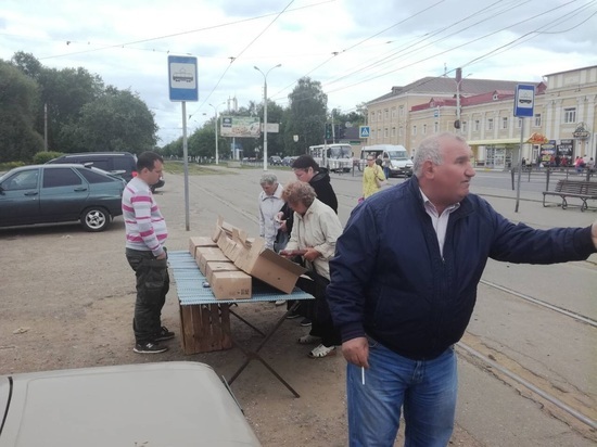 Жителям Твери продавали колбасу на трамвайных путях