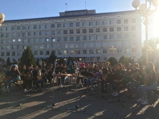 Такого раньше не было: в Калмыкии молодежный оркестр играет под открытым небом