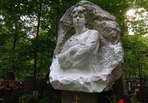 Надгробный памятник поэту Сергею Есенину на Ваганьковском кладбище пострадал от рук вандалов