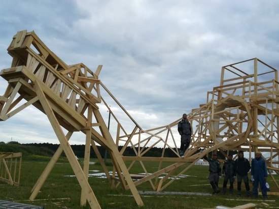 Осуществив масштабные проекты – «Тропа муравейников» в Кенозерском парке и «Драккар-Левиафан» в Норвегии – группу пригласили арт-построить объект для фестиваля «Дикая Мята» под Тулой