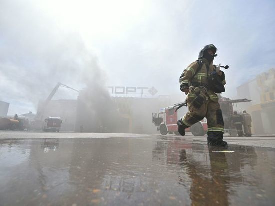 В Казани горит ТЦ «Порт»: площадь пожара увеличилась до 200 квадратных метров, существует угроза обрушения