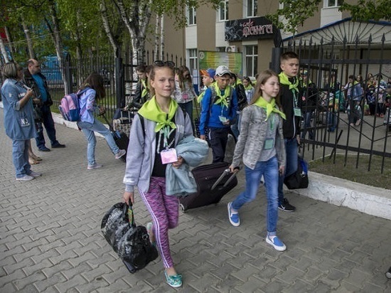 Первая сотня школьников отправилась на отдых в Крым