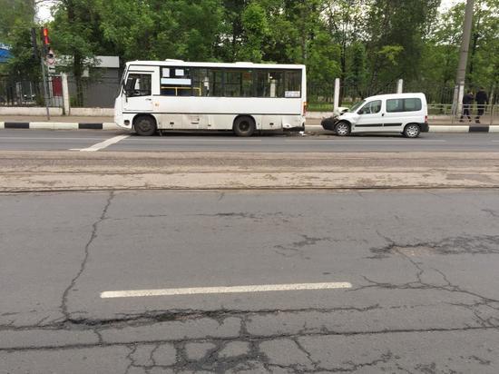 "Пьяный" "Партнёр" в Твери врезался в автобус