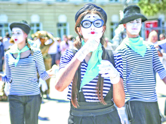 Традиционное шествие собрало в Геленджике больше полутора тысяч артистов