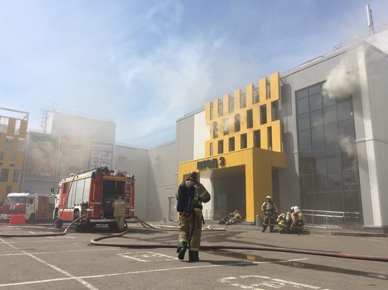 В Казани горит ТЦ «Порт»: у пожарных возникли проблемы с водой, площадь возгорания увеличилась