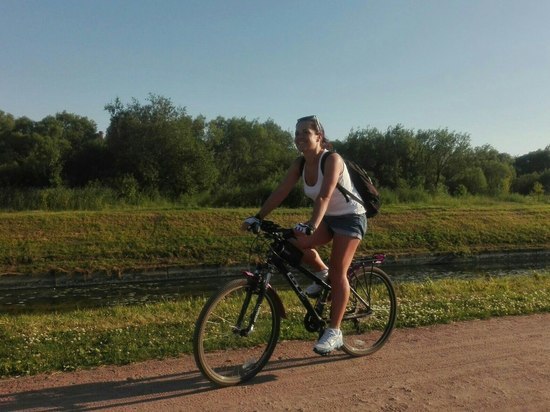 Во время поездки на велосипеде петербурженка Светлана Князева столкнулась с женщиной-пешеходом