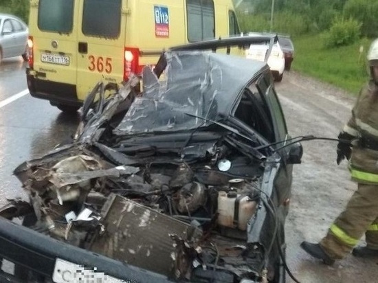 Под Казанью в аварии с грузовиком чудом выжил водитель раздавленной легковушки Под Казанью в аварии с грузовиком чудом выжил водитель раздавленной легковушки