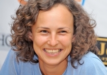 Известная певица Юлия Чичерина получила от Международной федерации футбола (ФИФА) письмо с официальным запретом на выступления перед болельщиками на чемпионате мира-2018. Дело оказалось в военных песнях. В суд Чичерина обращаться не собирается, а сама организация объяснила свое решение тем, что события мундиаля должны быть "нейтральными в вопросах политики"