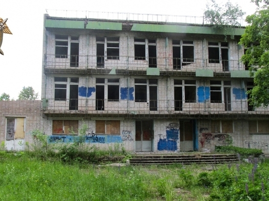 Следствие выясняет подробности падения подростка с заброшенного здания в Тверской области