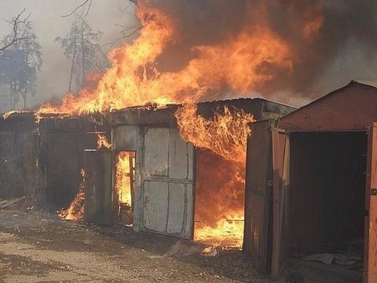 В селе Вешкаймского района сгорели 8 гаражей 
