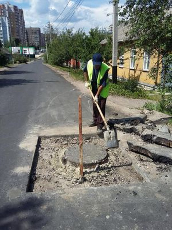 На западе Тамбова дорожники приводят в порядок смотровые колодцы