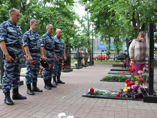В Курске сотрудники ОМОН почтили память погибшего товарища
