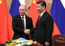 Президент России Владимир Путин, который в настоящее время находится с визитом в Китае, преподнес оригинальный подарок председателю КНР Си Цзиньпину. Глава государства подарил коллеге настоящую русскую баню. 
