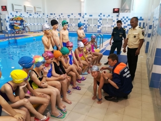 В Калмыкии спасатели учат плавать детей