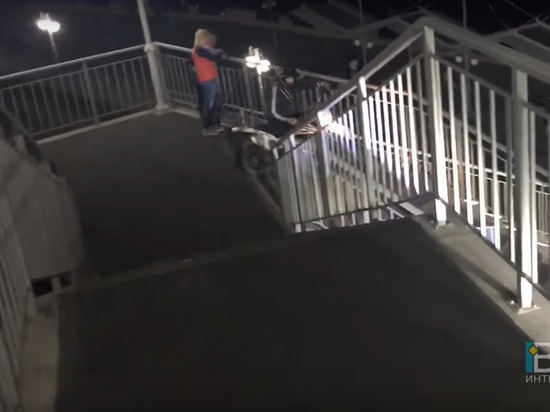 В Барнауле мотоциклист съехал по лестнице Нагорного парка (видео)