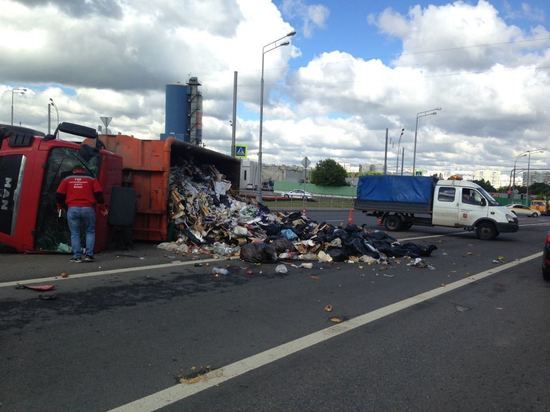 На юге Москвы перевернулся мусоровоз