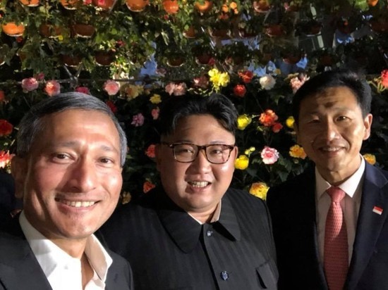 Сингапурские чиновники сделали селфи с Ким Чен Ыном