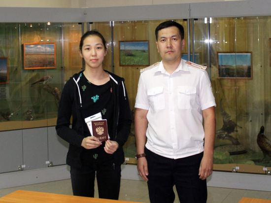В Элисте подросткам вручили первые паспорта 