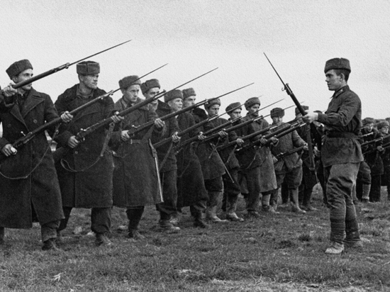 Когда немецкие войска осенью сорок первого подступили к столице, московская молодежь стала живым щитом, заслонившим город