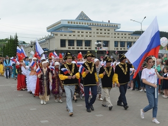 День России в Горно-Алтайске отметили Парадом дружбы народов