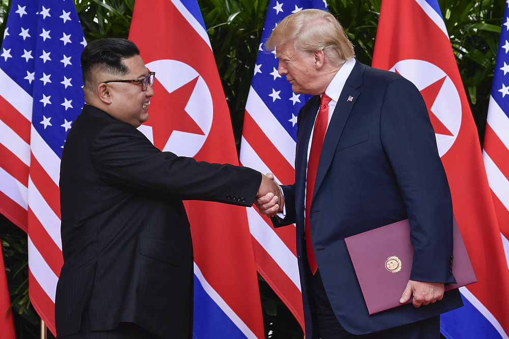 Встреча Трампа и Ким Чен Ына в фотографиях: неловкое рукопожатие