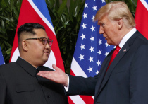 Президент США Дональд Трамп во время личной встречи в Сингапуре продемонстрировал северокорейскому лидеру Ким Чен Ыну видеопрезентацию о пользе сотрудничества с американцами