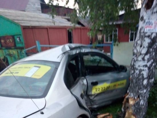 Кемеровский рецидивист отобрал машину у таксиста и врезался в дерево