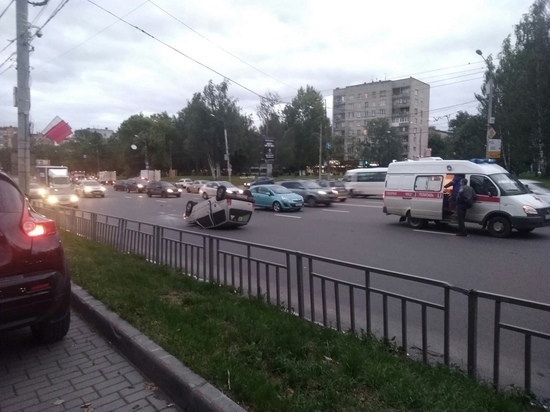 Автомобиль «Ока» перевернулся на проспекте Гагарина