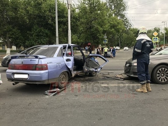 На улице Ново-Садовой в Самаре в результате ДТП женщину зажало в автомобиле