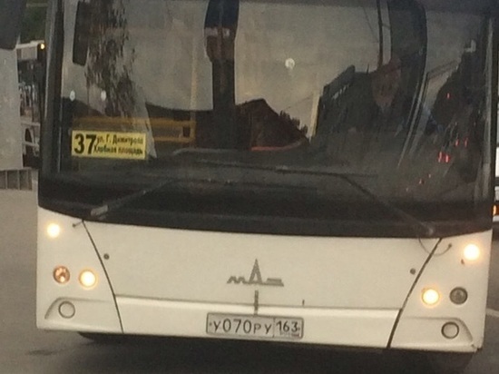 В Самаре пассажирский автобус врезался в бордюр